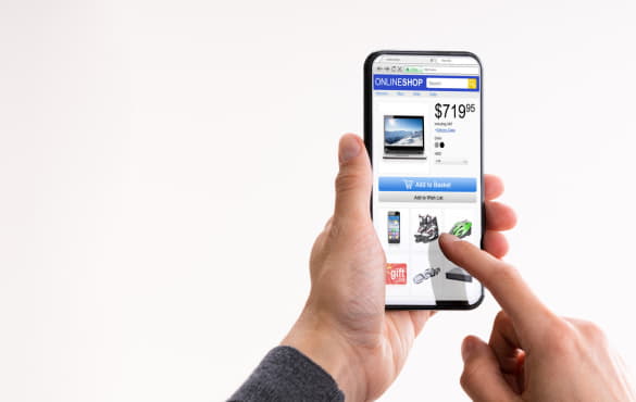 Cliente satisfecho con su compra en línea de electrónica de última generación